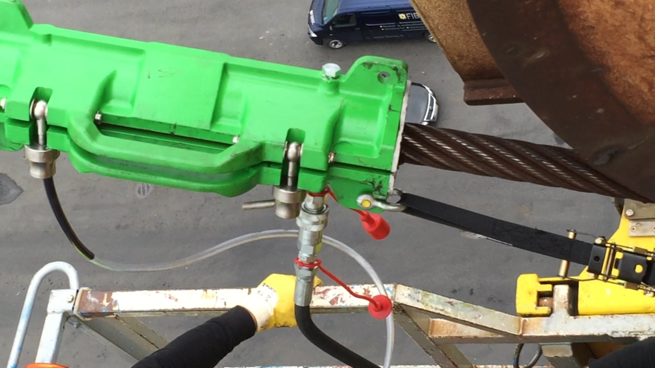 Viper WRL lubricating a wire rope